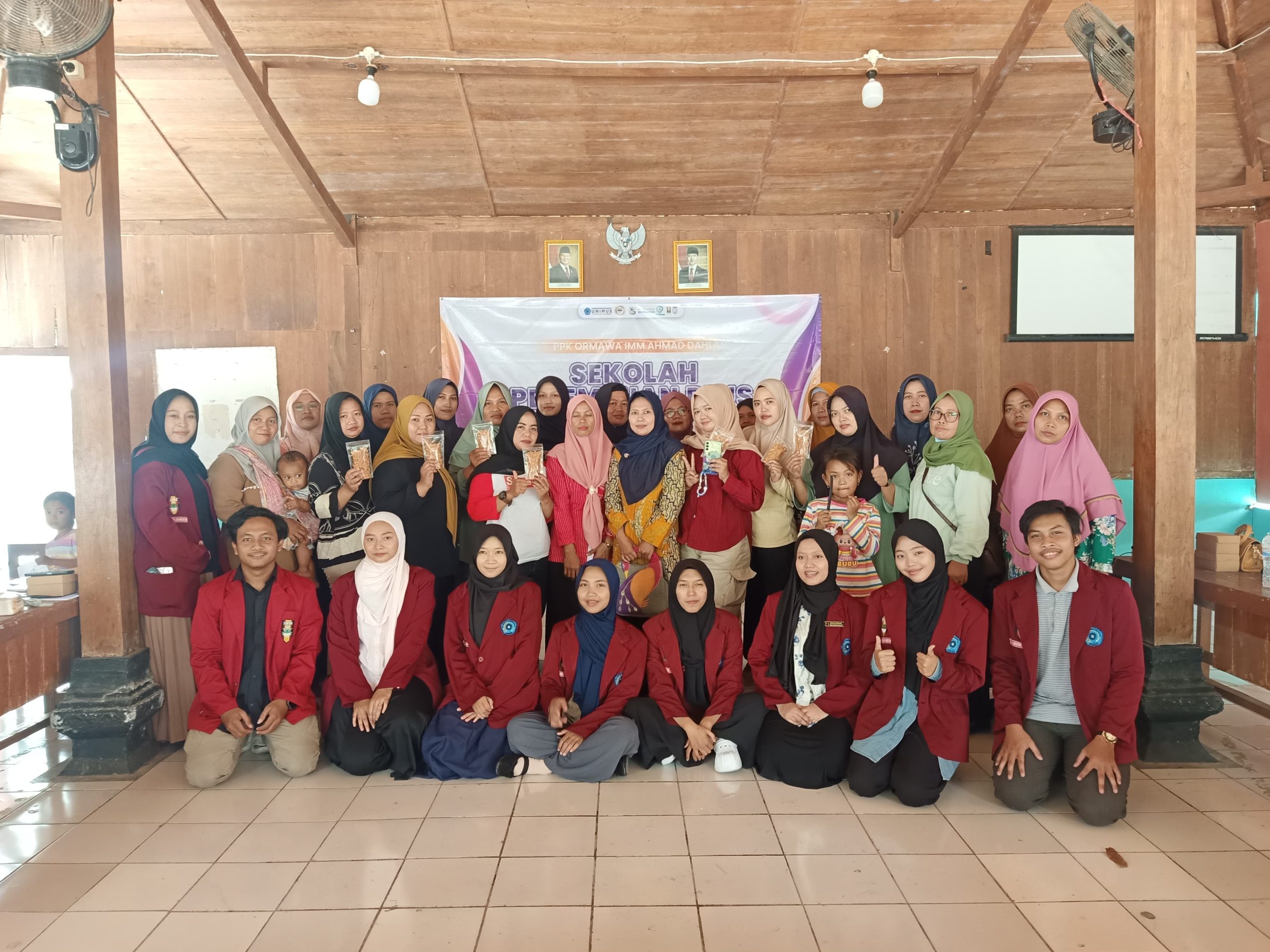 Read more about the article Sekolah Perempuan Plus PPK ORMAWA IMM Ahmad Dahlan FTIK Universitas Muhammadiyah Semarang 2025 Latih Ibu-Ibu Desa Kandangrejo Olah Bawang Merah Jadi Produk Bernilai Jual