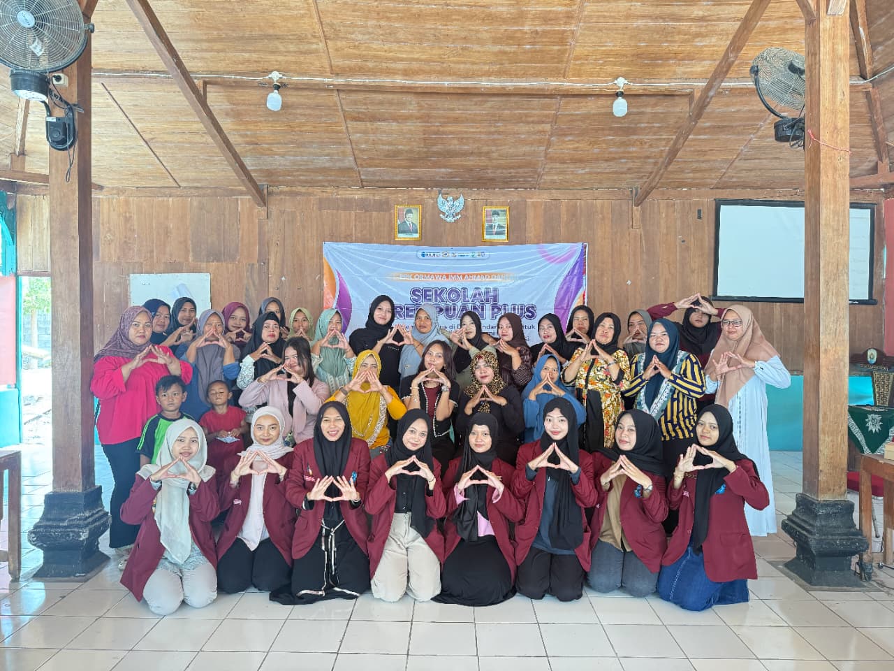 Read more about the article Rangkaian Sekolah Perempuan Plus Terus Berlanjut, Perempuan Kandangrejo Belajar memakai Blush on dan juga Catwalk