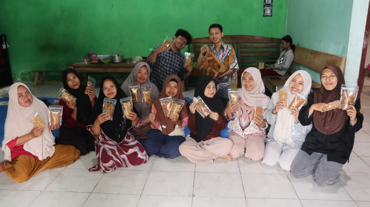 Read more about the article Sekolah Perempuan Plus 2025 Chapter 17: Produksi Massal dan Implementasi Keterampilan Warnai Pembekalan Minat Part 4